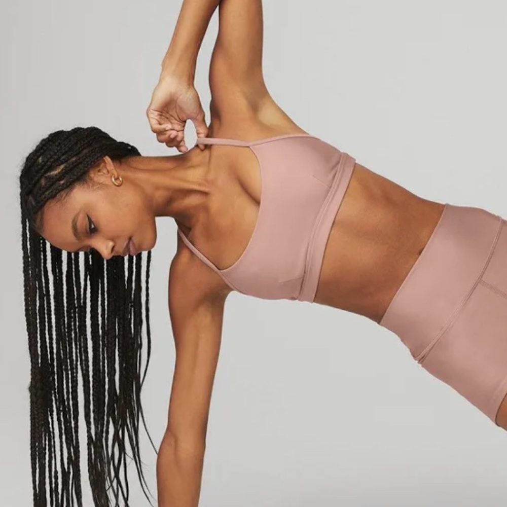 Alo airlift intrigue bra in color mauve pink